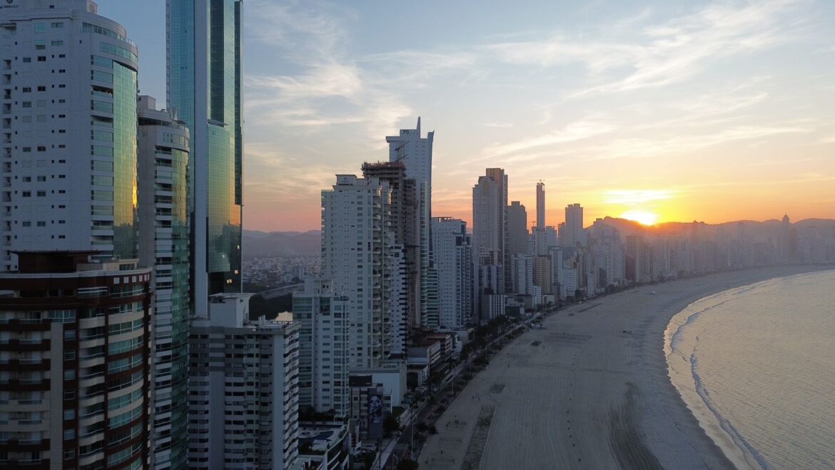 Acompanhe o progresso da revitalização da Orla de Balneário Camboriú: um novo horizonte à beira-mar!